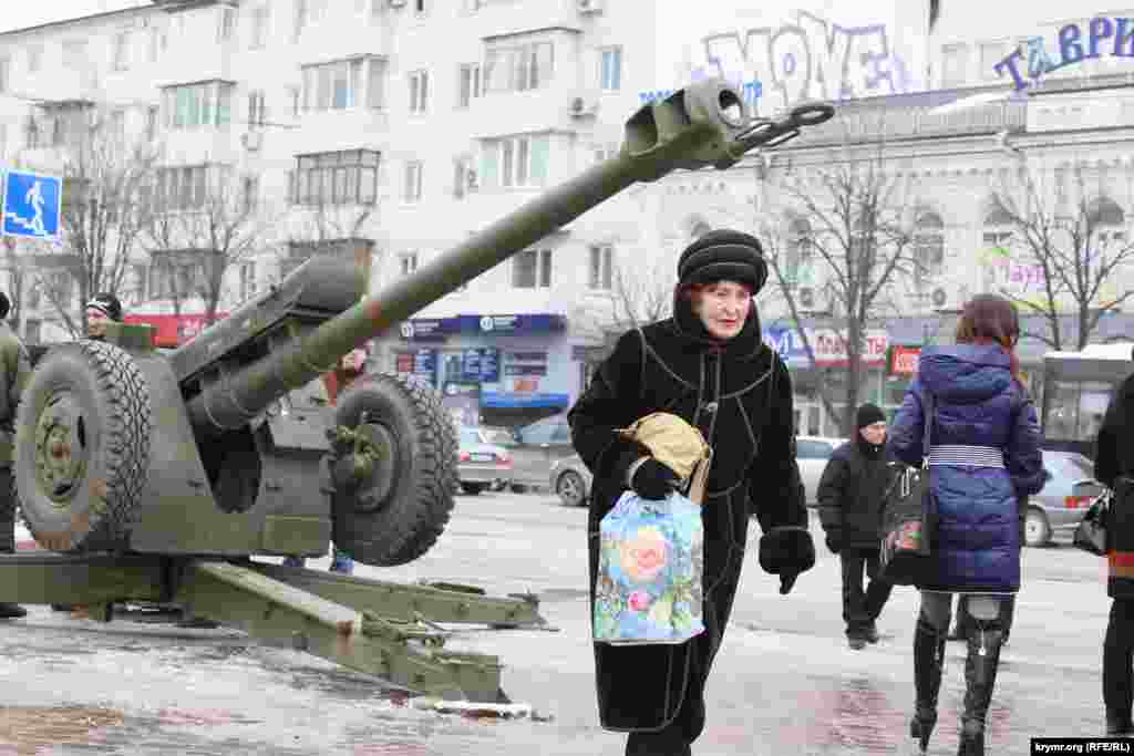 На центральной площади Симферополя провели выставку российской военной техники, 20 февраля 2015 года