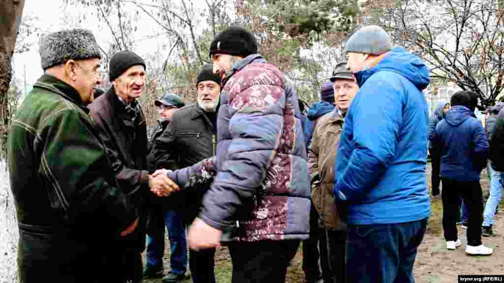 Активисты и неравнодушные люди собираются под Киевским районным судом Симферополя 7 декабря, где продолжают рассмотрение дела в отношении крымского адвоката Эмиля Курбединова. Ему вменяют статью 20.3 КоАП России (пропаганда либо публичное демонстрирование атрибутики или символики экстремистских организаций)&nbsp;за пост в соцсети Фейсбук 2013 года. Детальнее о том, как крымскотатарское сообщество поддерживало Эмиля Курбединова &ndash; смотрите тут &nbsp;