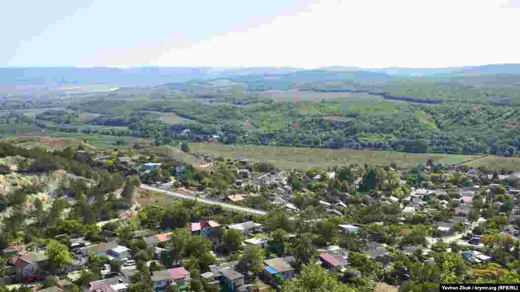 Вид на село Верхнесадовое с плато Кара-Тау