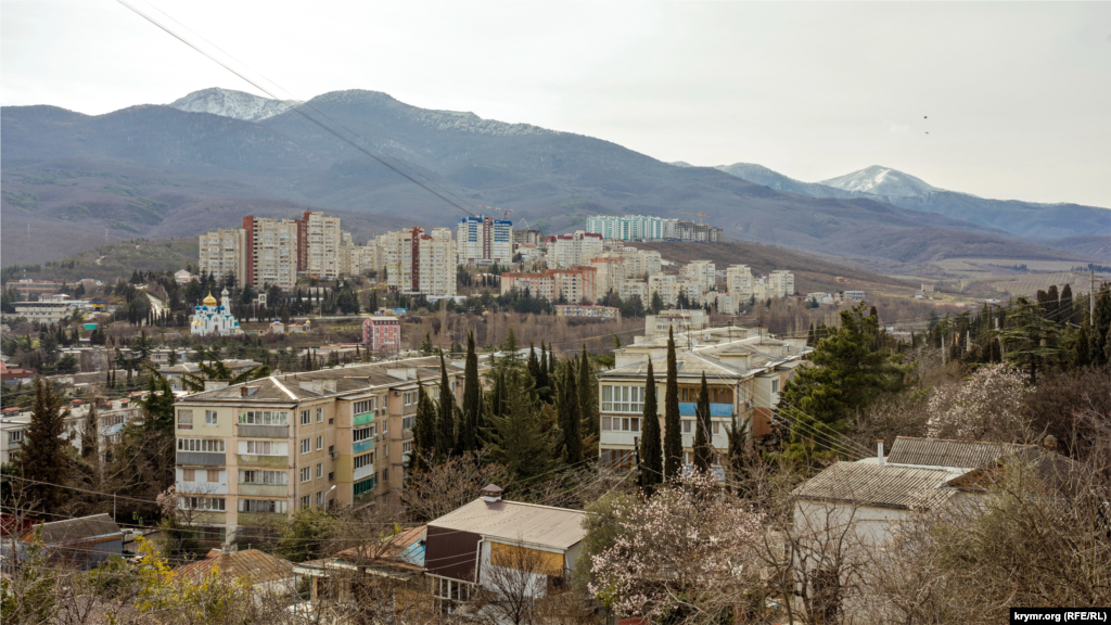 Дышат холодом на курортный город заснеженные вершины Бабугана