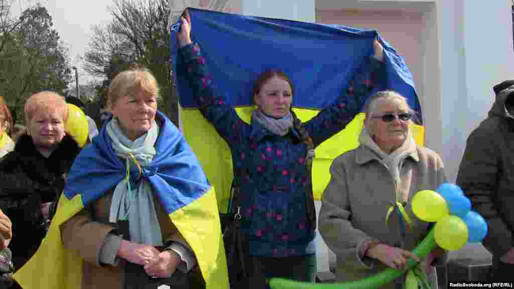 Митинг против российской оккупации у памятника Тараса Шевченко, Симферополь, 9 марта 2014 года